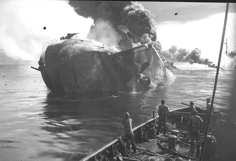 Танкер USS Mississinewa затонувший 20 ноября 1944 года после атаки управляемых смертниками торпед Kaiten.