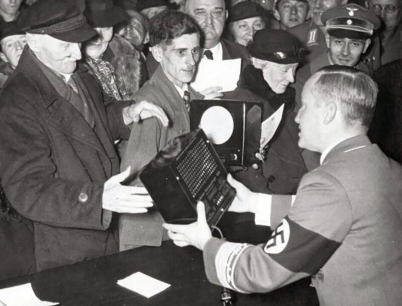 Раздача бесплатных радиоприёмников в день рождения министра пропаганды Йозефа Геббельса. Германия, 1938 год