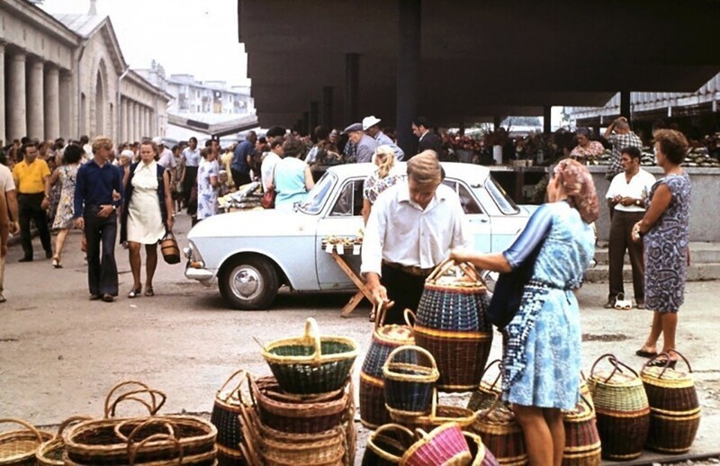 Продажа знаменитых плетёных корзин в городе Сочи. СССР 1974 г. Фото Манфреда Шаммера.