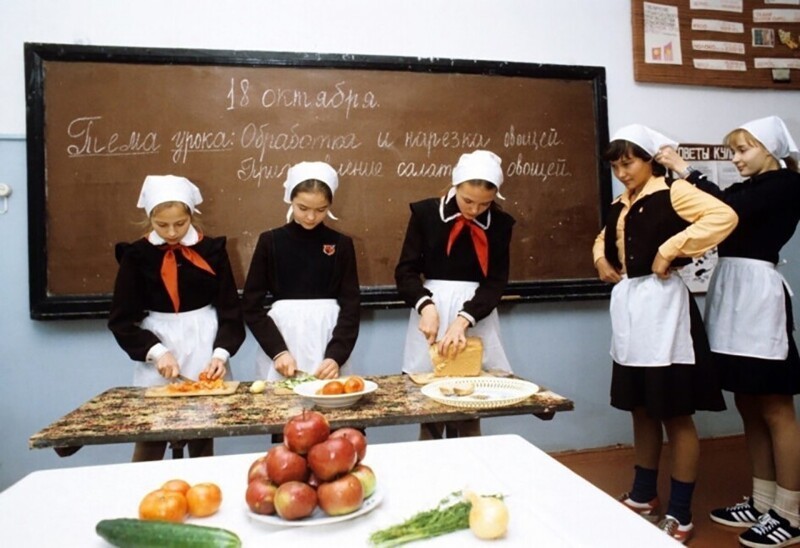 Урок домоводства в советской школе. 1980-е