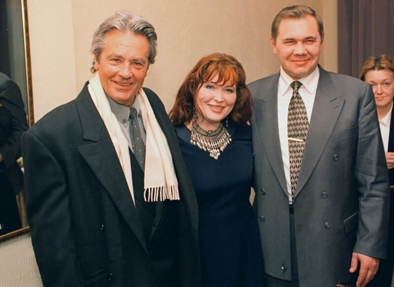 Во время предвыборной кампании на пост губернатора Красноярского края в феврале 1997 года Александра Лебедя приехал поддержать французский актер Ален Делон (на фото в центре - супруга Лебедя, Инна)