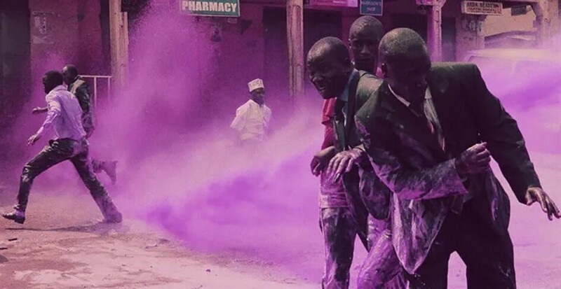 Противников апартеида, выступающих на демонстрации за свои права, поливают из водяной пушки лиловой краской, чтобы потом их можно было определить и арестовать. Южная Африка, 1989 год