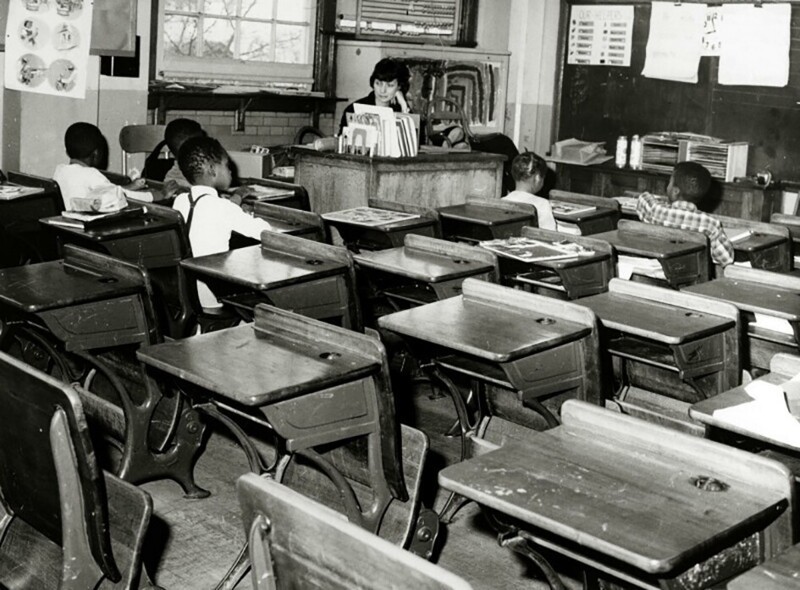 Почти пустой класс после того, как белые ученики отказались посещать школу, где недавно была отменена сегрегация по цвету кожи, Нью-​Йорк, 1964 год