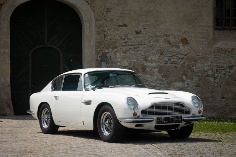 8. Aston-Martin DB6 1967 года продан за $273,479