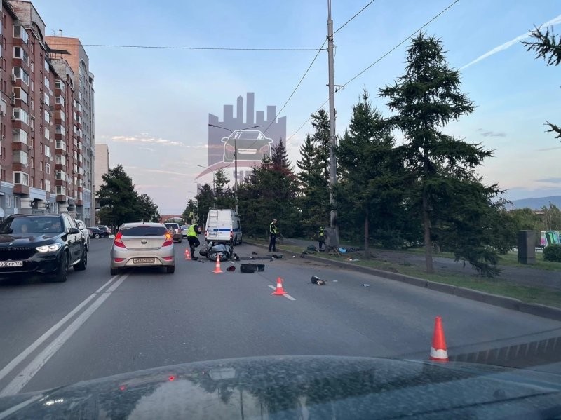 Авария дня.  В Красноярске мотоциклист врезался в столб