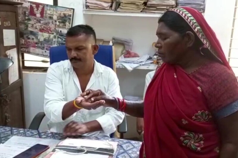 Индианка нашла алмаз в деревне - и собирается оплатить свадьбы детям