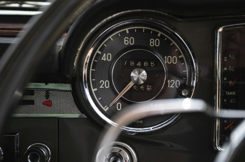 Уникальный Mercedes-Benz 230 SL 1966 года сэра Стирлинга Мосса