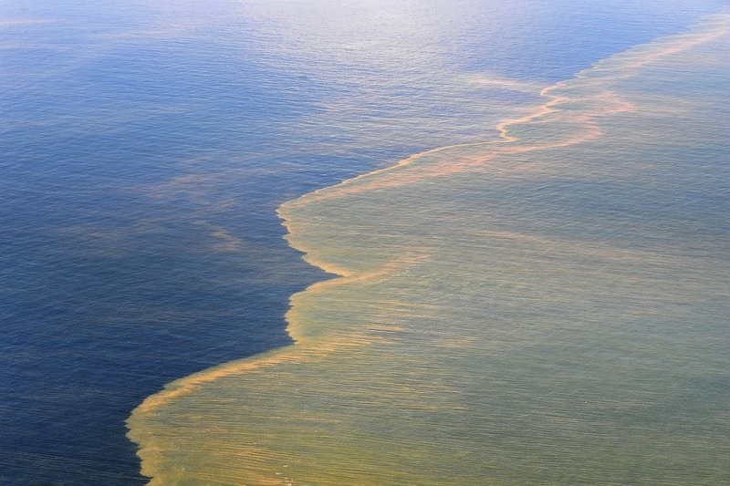 Конфликт имел тяжёлые экологические последствия. В Персидский залив вылилось около 8 млн баррелей нефти, что привело к гибели 30 000 птиц и нанесло серьёзный ущерб заливу. В Кувейте, ОАЭ и Турции шли чёрные дожди
