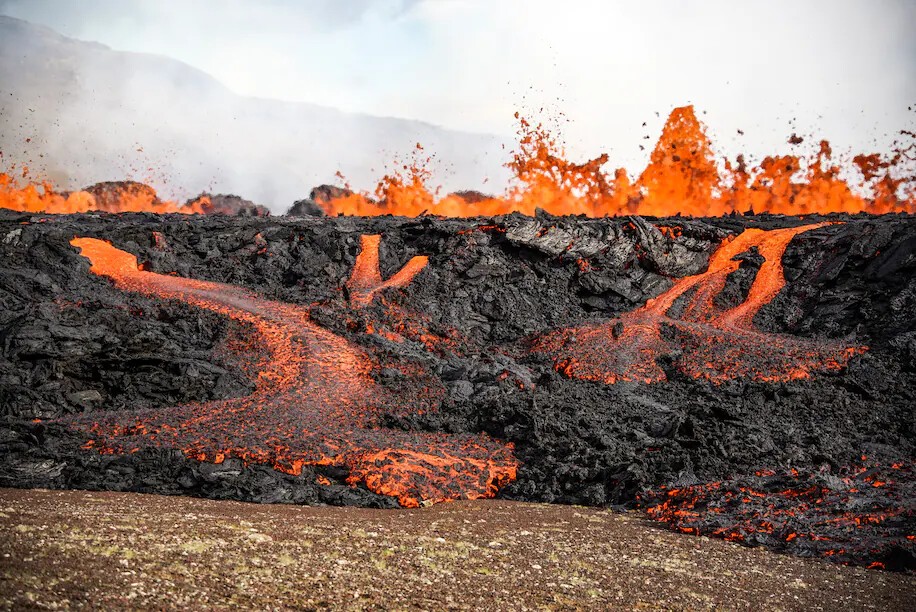 Горячий тур у извергающегося вулкана: в Исландии проснувшийся вулкан стал достопримечательностью