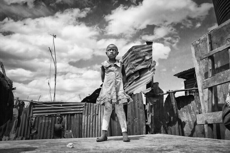Девочка в самых больших трущобах Кении. Фотограф Maureen Ruddy Burkhart, США