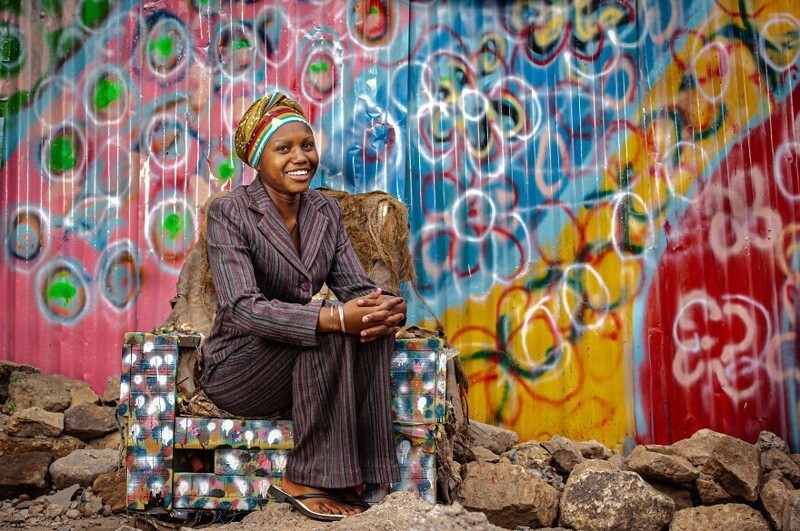 Женщина из трущоб Кении, фото из проекта фотографа "Гламурные трущобы". Фотограф Claudio Allia, Италия