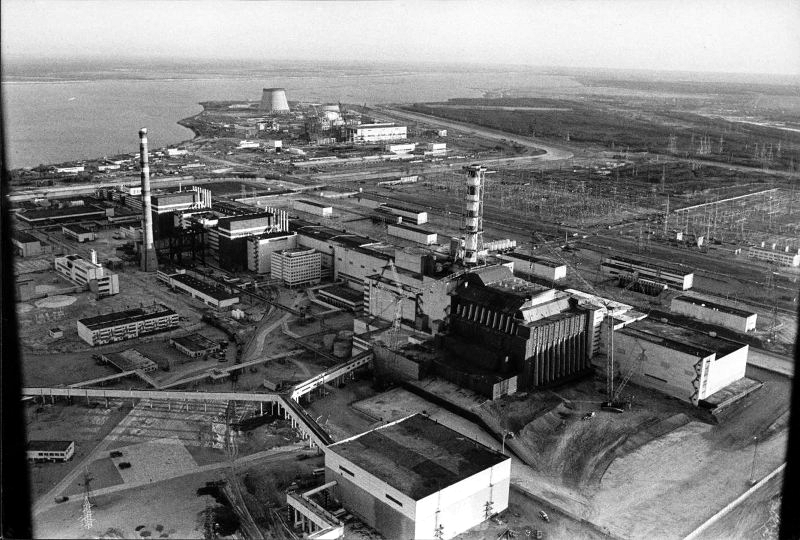 Панорама Чернобыльской АЭС после сооружения изоляционного «Укрытия» над 4 энергоблоком 1987 г.