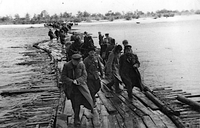 Переправа через реку Припять, построенная партизанами соединения Ковпака С.А. 1943 г.
