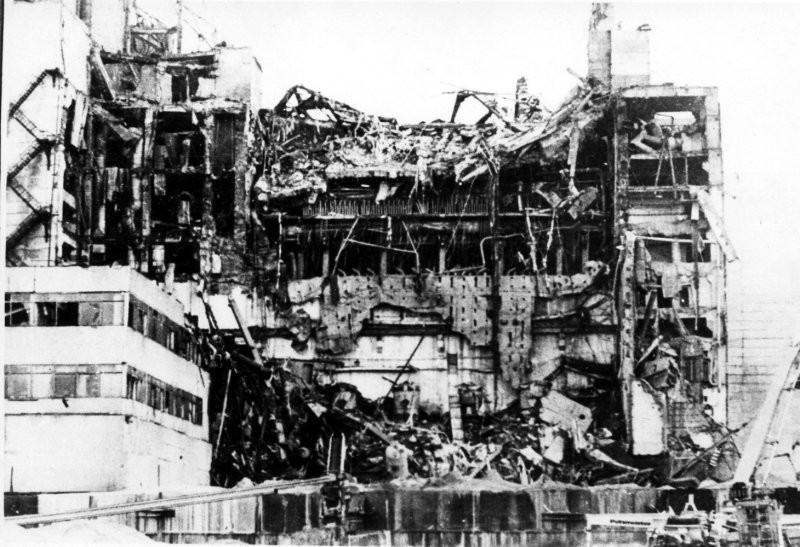 Четвертый энергоблок Чернобыльской АЭС после взрыва 26 апреля 1986 г.