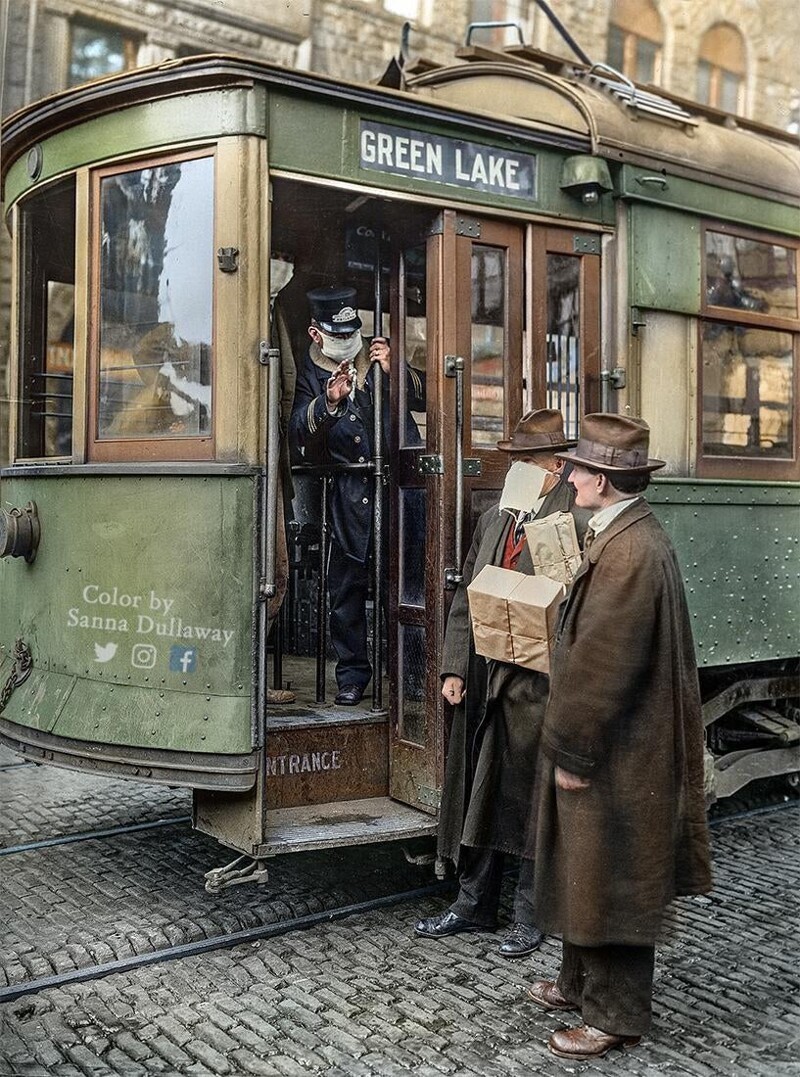 Водитель трамвая в Сиэтле не допускает пассажиров на борт без маски, во время пандемии испанского гриппа в 1918 году