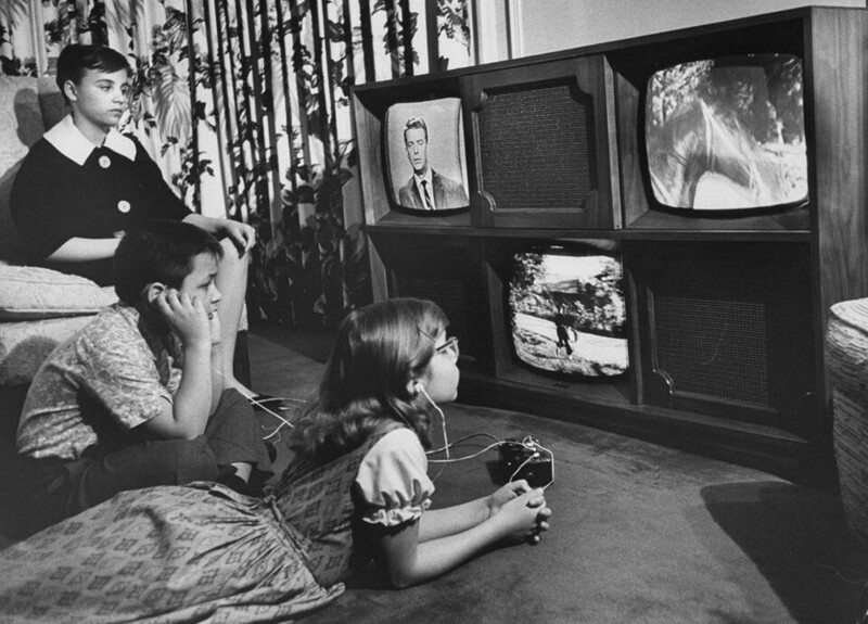 Этот монстр из трех телевизоров был создан Улиссом Санабрией, он позволял одновременно просматривать три экрана, Чикаго, 1961 год