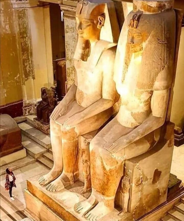 Король Аменхотеп III и королева Тийя в Каирском музее, Египет