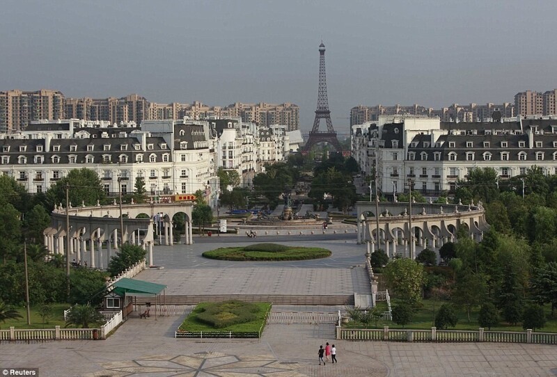 Китай пытался построить копию Парижа, и теперь это город-призрак