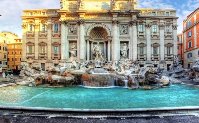 Более 1 миллиона евро кидают в фонтан Треви, в Риме,  каждый год. Деньги используются для финансирования приютов для бездомных
