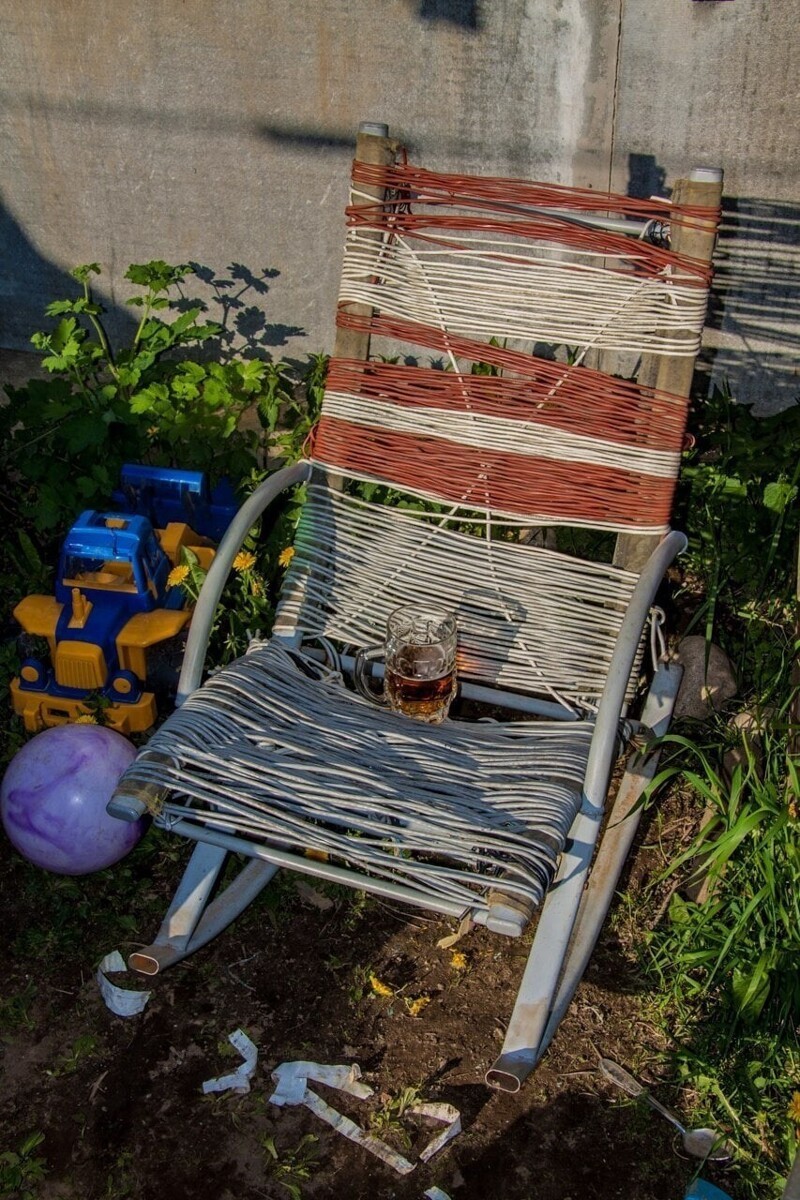 7. Кресло-качалка из витухи - типичная дачная мебель сисадминов