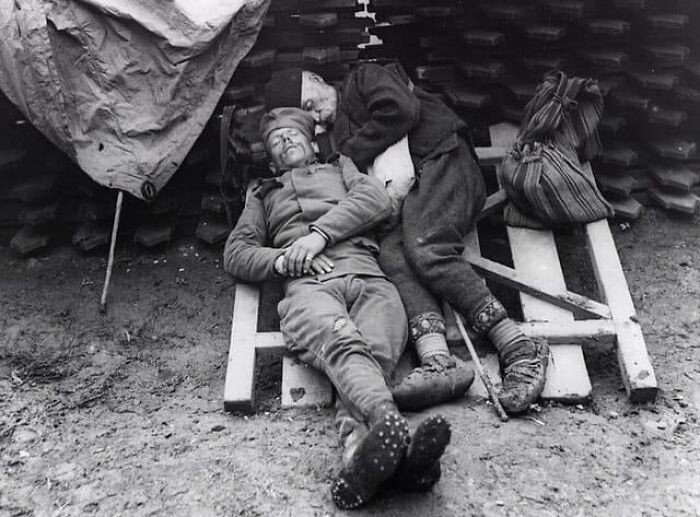2. Сербский солдат спит рядом со своим отцом, который приехал навестить его на передовой под Белградом. 1914/1915 годы