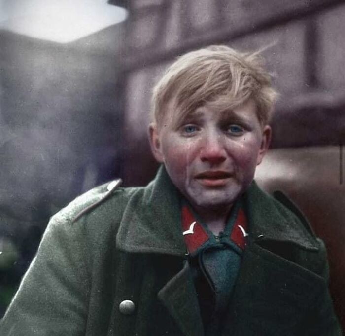 20. 16-летний зенитчик немецкой армии Ханс-Георг Хенке плачет от боевого шока. Армия США захватила его в Гессене, Германия, в 1945 году