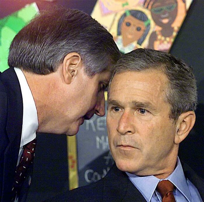 12. Президенту США Джорджу Бушу сообщают о теракте 11 сентября 2001 года