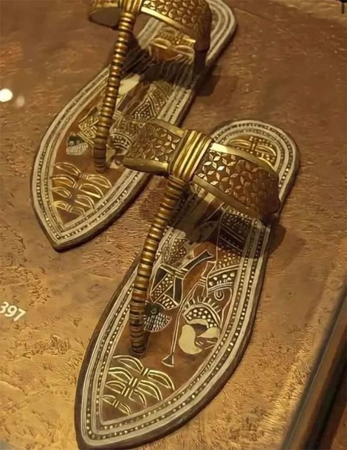 29. 3300-летние сандалии фараона Тутанхамона