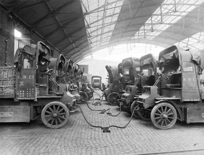 30. Электромобили на зарядке, 1917 год