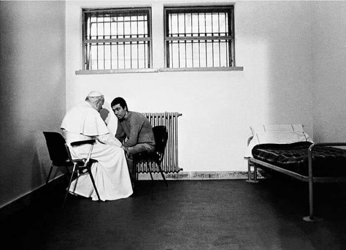 37. Папа Иоанн Павел II беседует в итальянской тюрьме с Мехметом Агджой, человеком, который пытался убить его. 1983 год