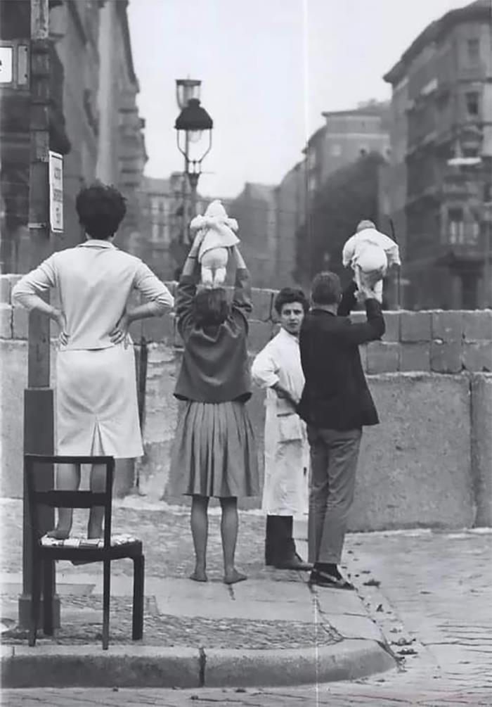 17. Жители Западного Берлина показывают своих детей их бабушкам и дедушкам, живущим в Восточном Берлине. 1961 год