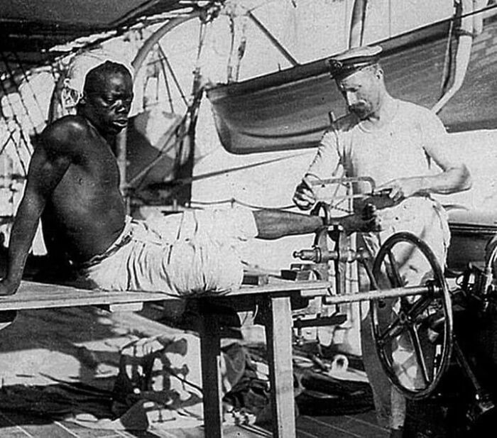 10. Британский моряк снимает кандалы с раба, который носил их три года, 1907 год