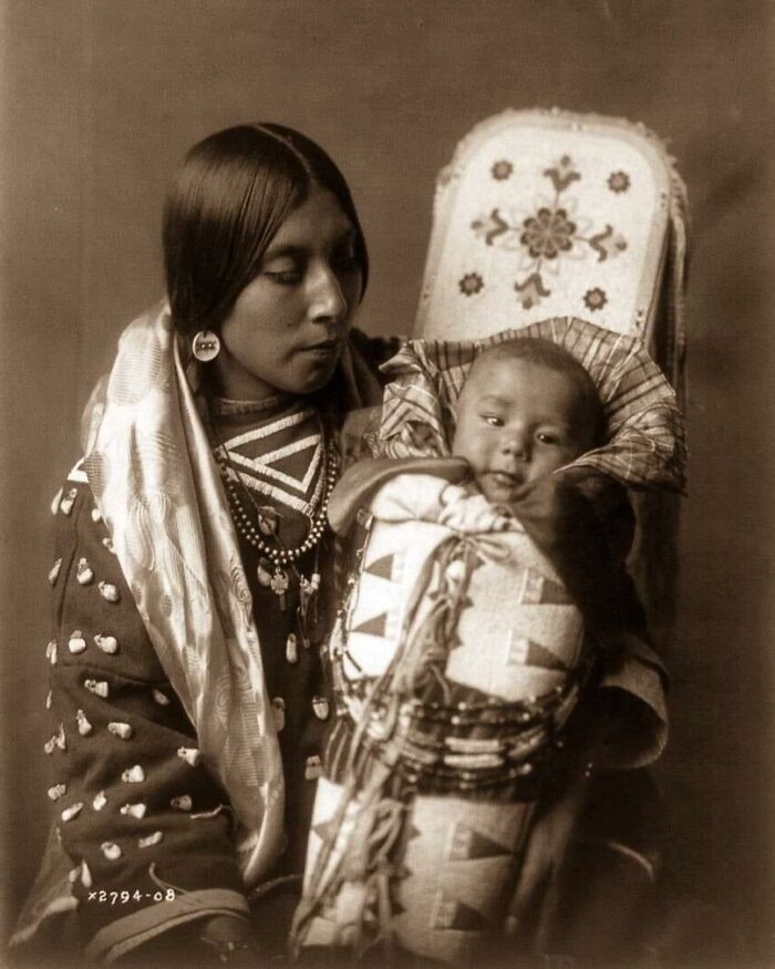 5. Коренная американка с ребенком, 1900-е годы