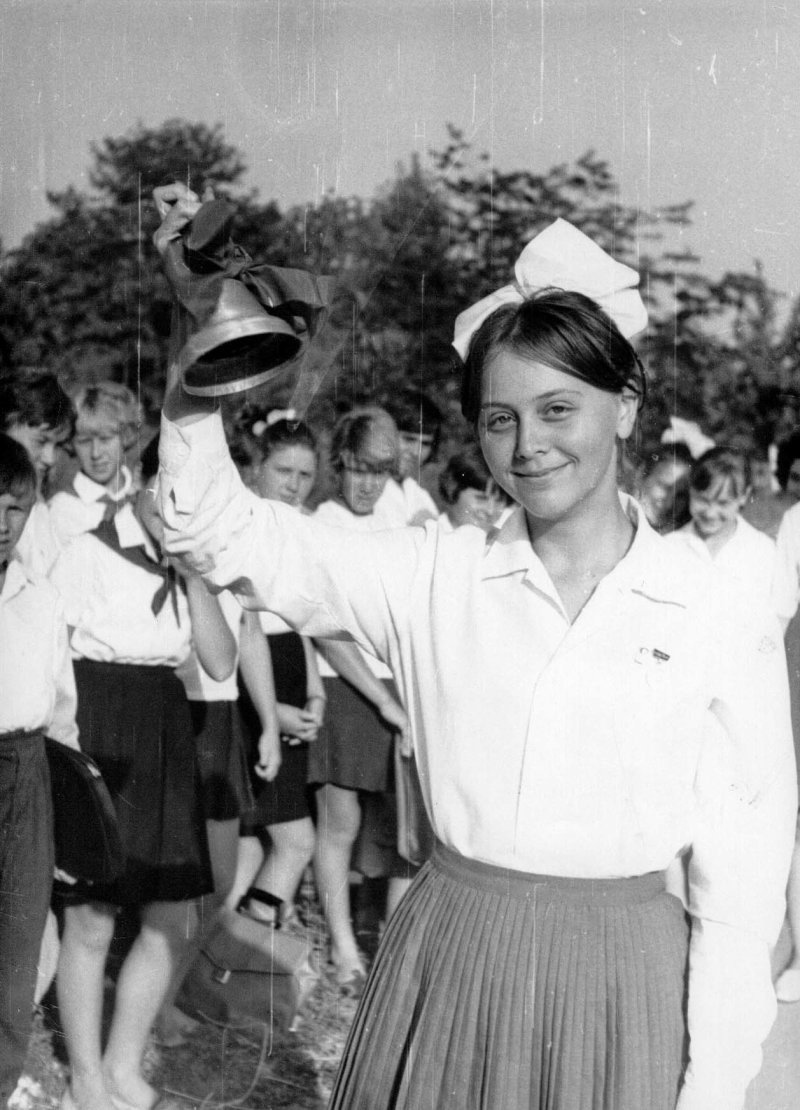 Первый звонок дает ученица Азовской школы №1 Ильнинская Ольга 1969 г.