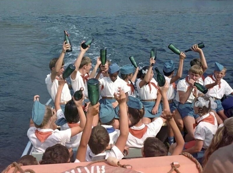 Пионеры "Артека" бросают в море бутылки с посланиями. Крым, 1980-е