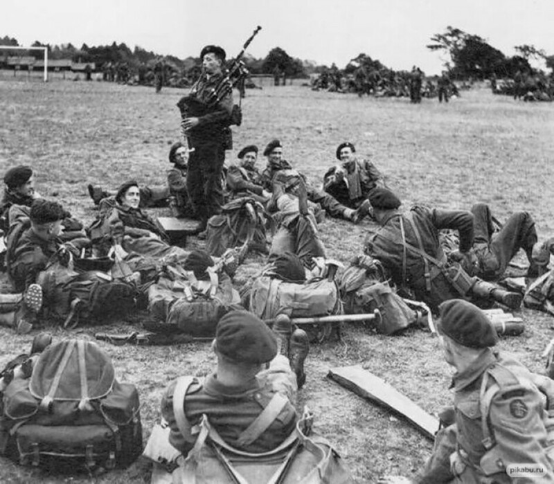 Шотландский солдат Билл Миллин ходил по пляжам Нормандии в «День Д», играя на волынке. 1944 год