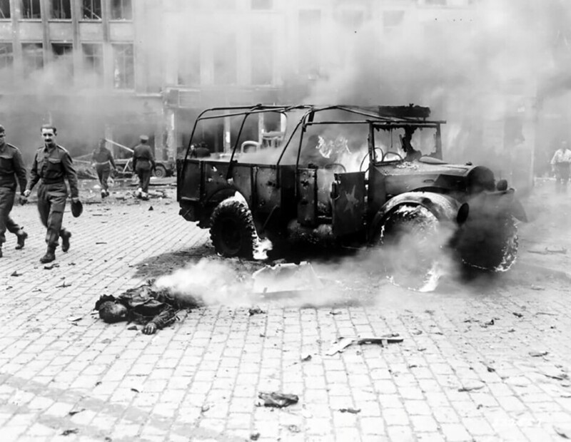 Результат обстрела ракетой Фау-2, поразившей Антверпен, Бельгия. По площади проезжал британский военный конвой, 126 человек погибли, ноябрь 1944 года