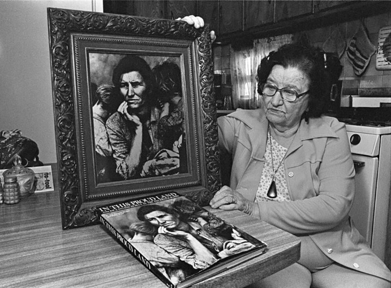 Флоренс Томпсон, героиня со знаменитой фотографии Доротеи Ланж «Мать-​мигрантка» 1936 года, держит свое изображение во время интервью с ней 10 октября 1978 года