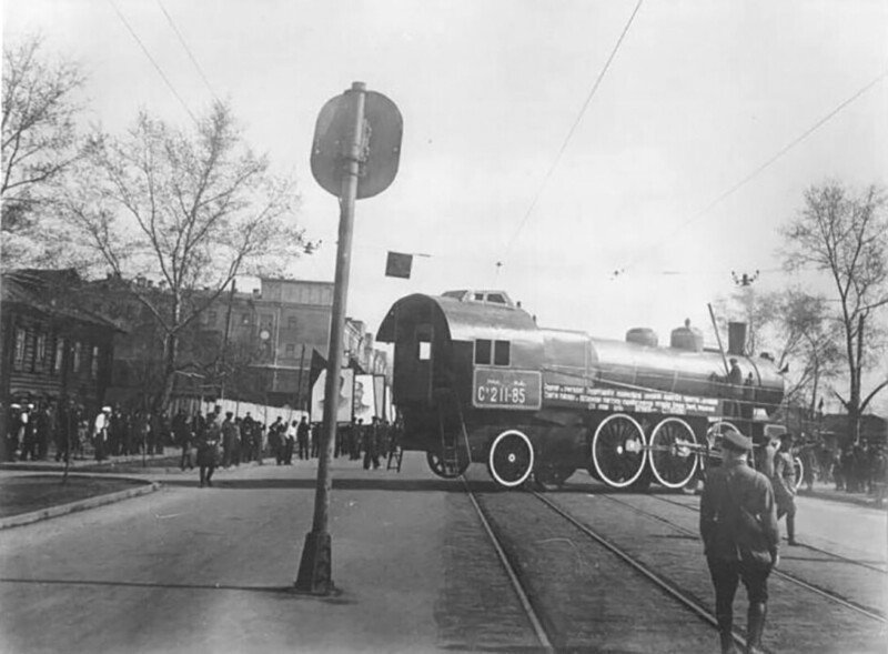 Макет паровоза Су211-85 на праздничной демонстрации. Работники паровозоремонтных мастерских готовятся занять свое место в парадной колонне в честь 1 Мая. 1937 год