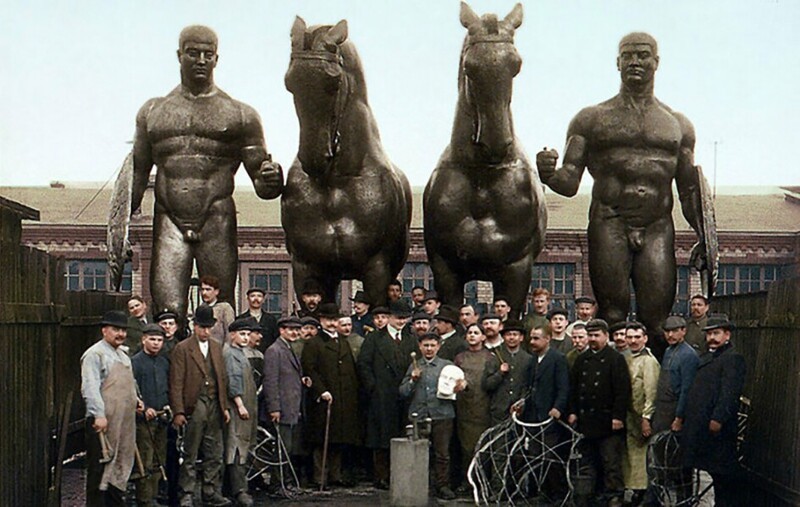 Скульптурная композиция Диоскуров, перед установкой на здание немецкого посольства на Исаакиевской площади в Санкт-​Петербурге, построенного в 1911-1913 гг. по проекту Петера Беренса.