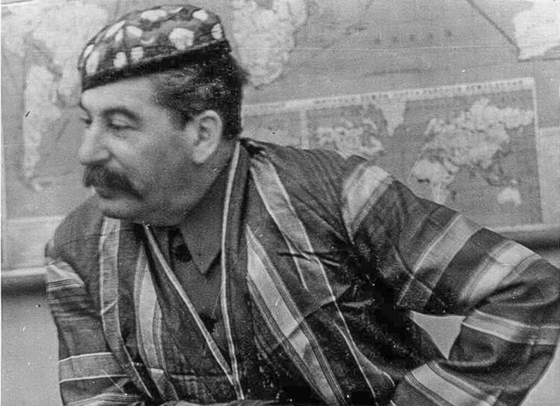 Сталин в узбекском халате и тюбетейке. 1930-е