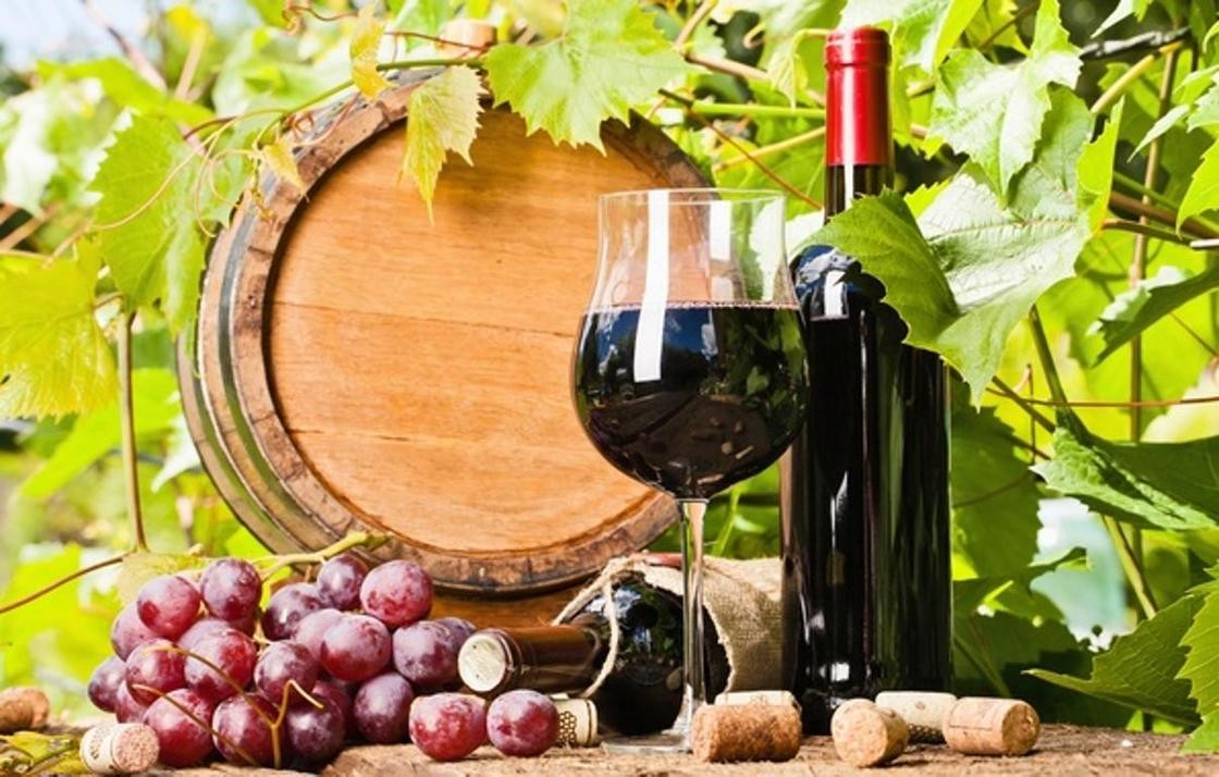 Белое и красное вино из винограда Изабелла