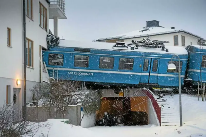 Крушение поезда в Сальтшёбадене (Швеция) в 2013 году. Никто в доме не пострадал 