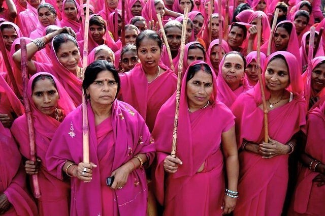 "Банда Гулаби" - это банда женщин в Индии, которые выслеживают и избивают жестоких мужей палками