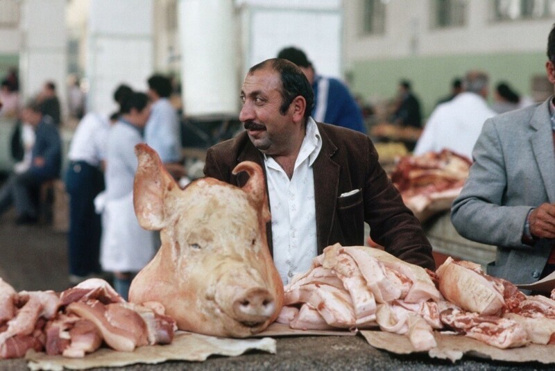 "А мясо лучше в магазине покупать - там костей больше!" (Шарик)... )) 1980-е годы