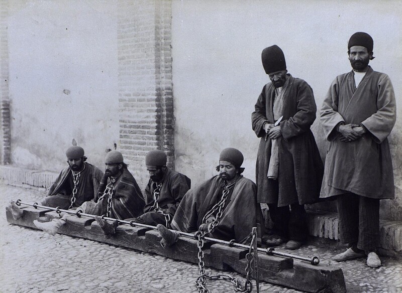 Колодники и охранник с ножом. 1899 год. Персия. Фотография А. Севрюгина