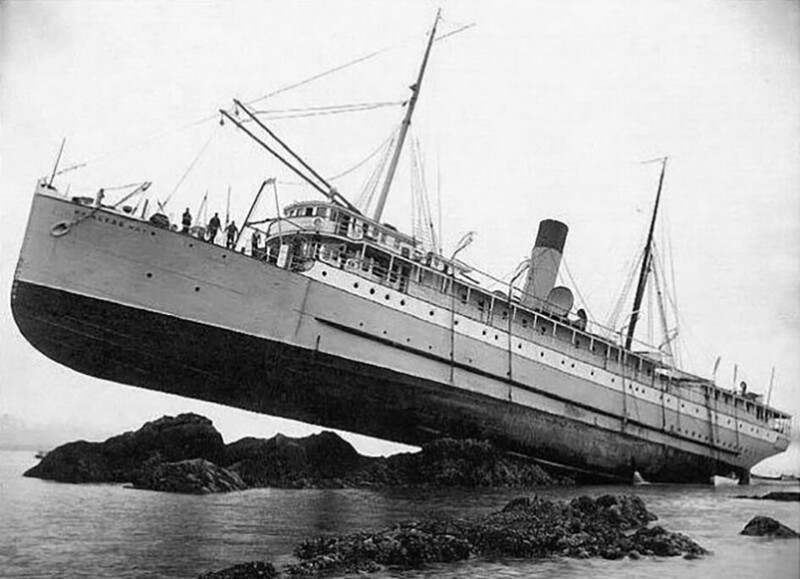 Корабль "Принцесса Мэй (Princess May)", севший на мель на острове Сентинел, Аляска, в августе 1910 год