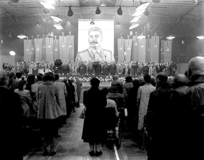Голландские коммунисты на церемонии прощания после смерти Сталина. 1953 год