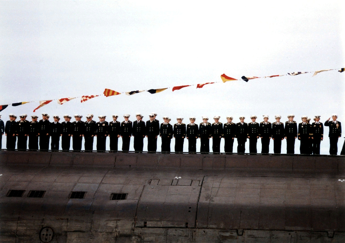Когда утонула лодка курск. 12 Августа 2000 Курск подводная лодка. Атомная подводная лодка Курск. К-141 Курск экипаж. АПЛ Курск экипаж 2000.