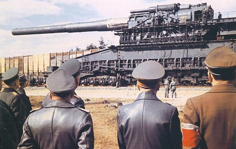 Адольф Гитлер и генералы осматривают "Шверер Густав" - самую большую на тот момент пушку в мире. 1941 год